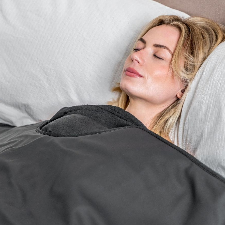 Frau liegt entspannt in ihrer Koanna Infrarot-Saunadecke.