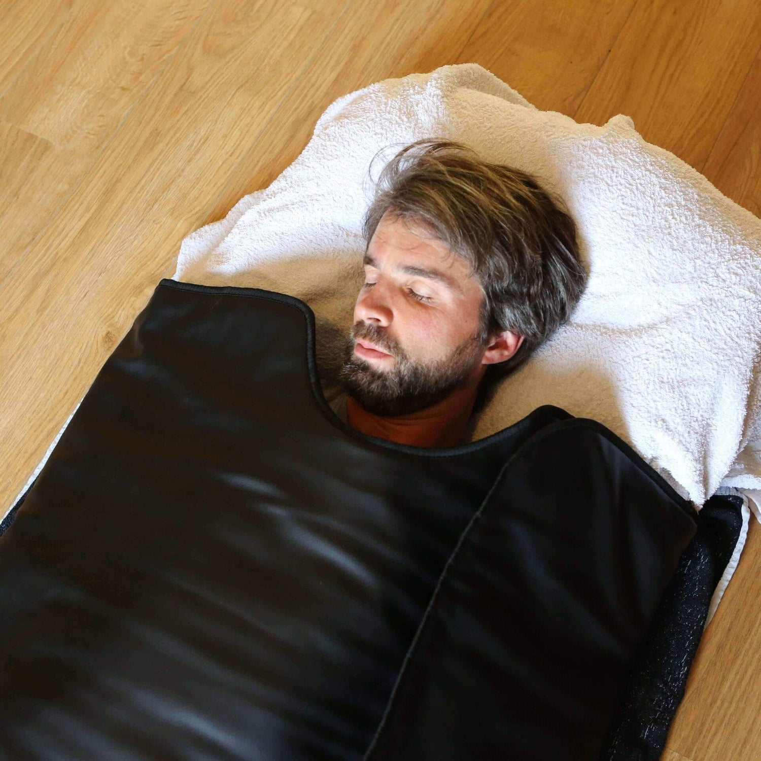 Mann entspannt in schwarzer Saunadecke