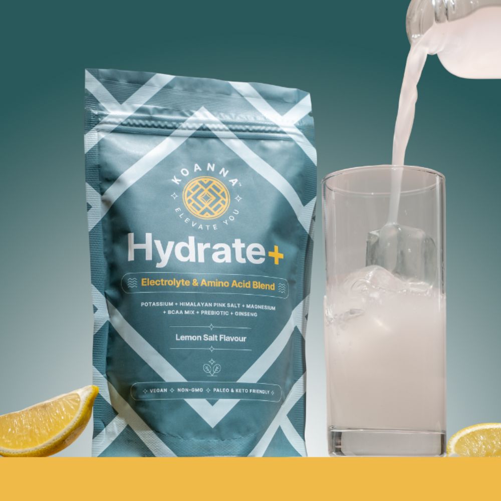 Die blaue Hydrate+ Packung daneben ein Glas mit Eiswürfeln und Zitronenspalten