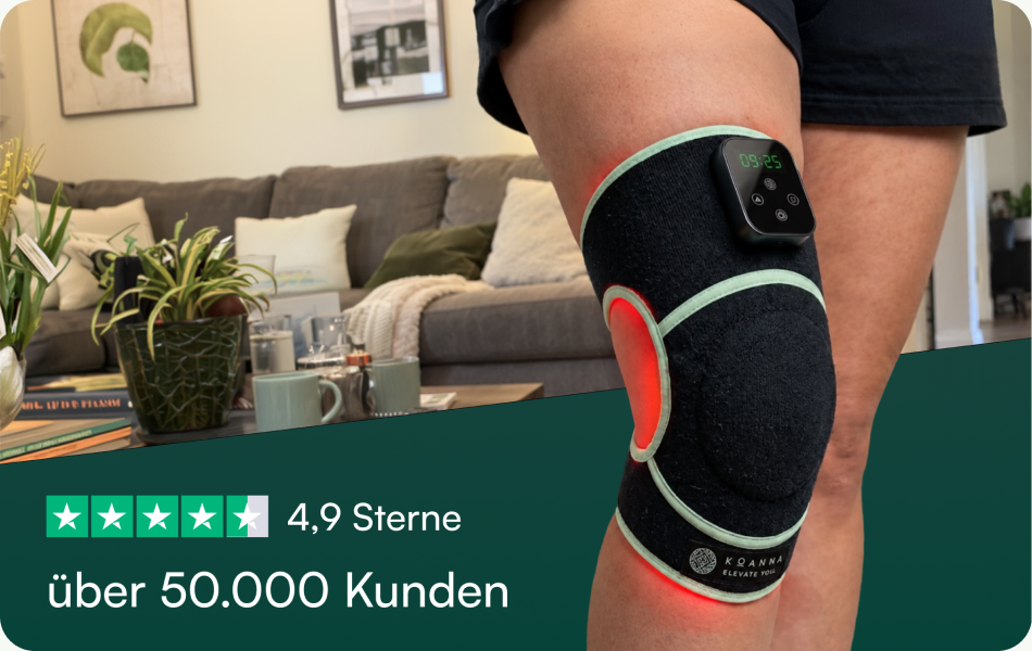 Paar spaziert draußen