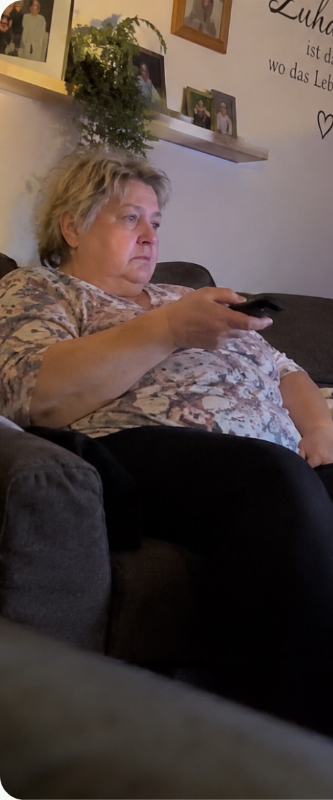 Vorher: Frau sitzt auf dem Sofa
