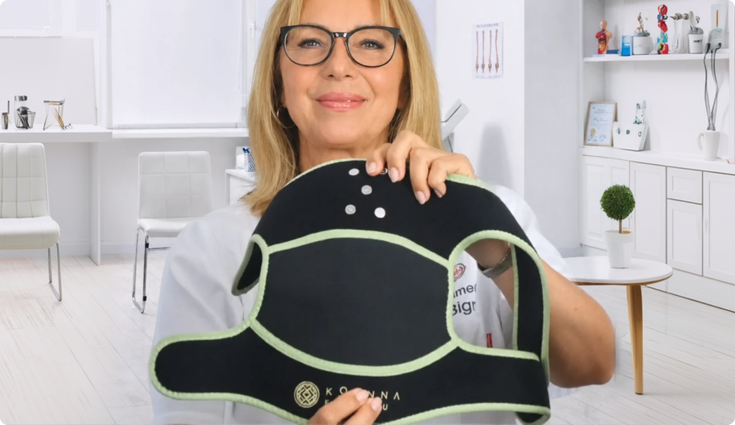 Dr. Claudia Bignion mit der Koanna Rotlicht-Bandage