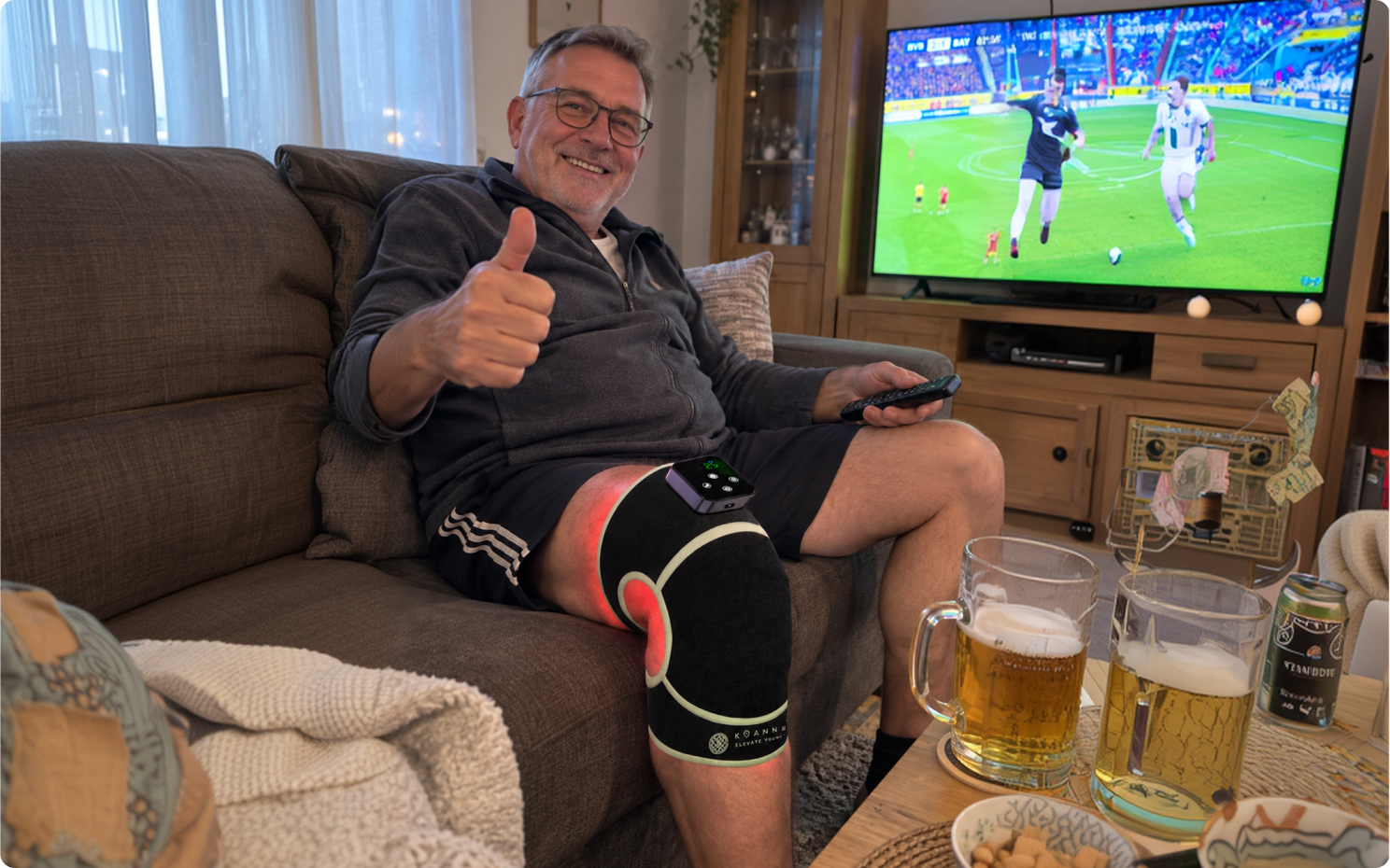 Mann nutzt die Koanna Bandage auf dem Sofa beim Fernsehen