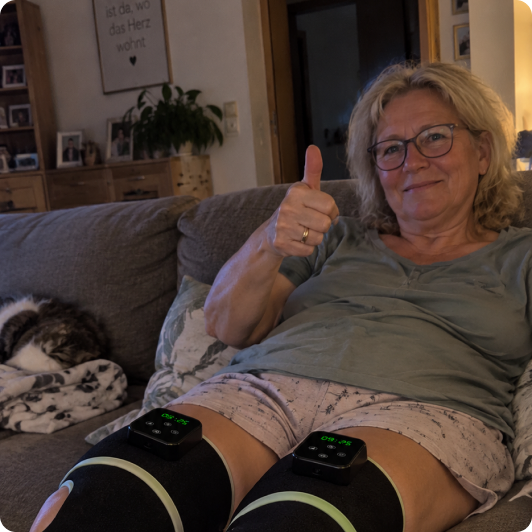 Kundin nutzt die Koanna Bandage auf dem Sofa