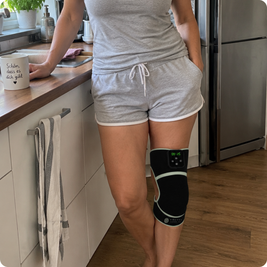 Kundin trägt die Koanna Bandage in der Küche